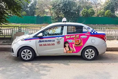 Quảng cáo trên hai của sau taxi Sao Hà Nội