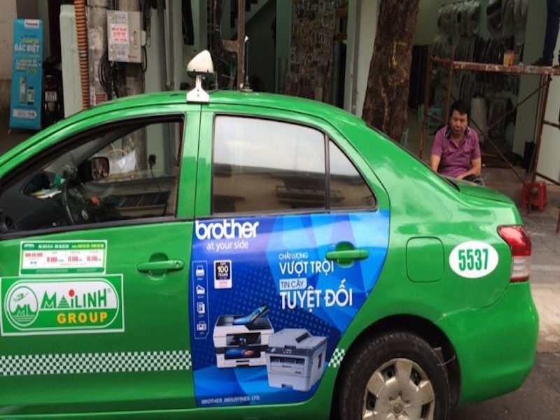 Quảng cáo hai cánh cửa sau trên xe taxi Mai Linh