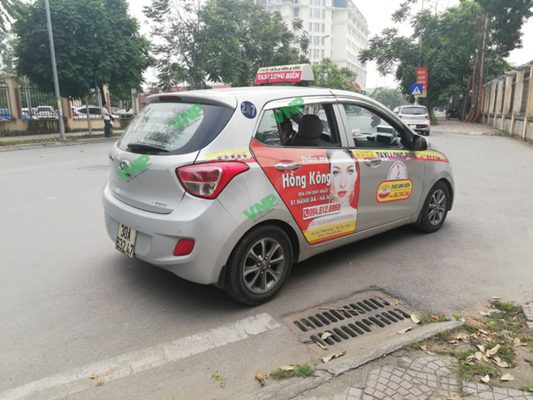 Quảng cáo trên xe taxi Long Biên