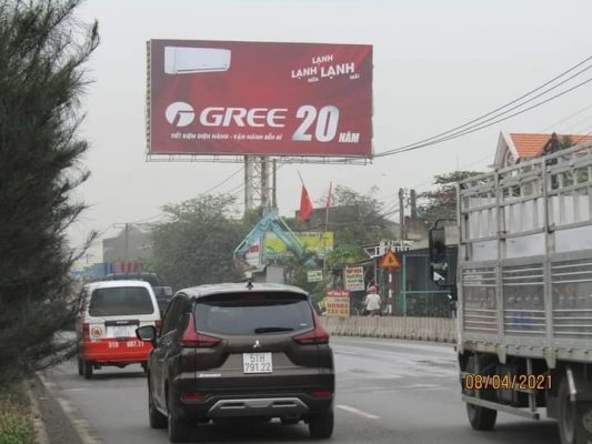biển quảng cáo tấm lớn trên đường cao tốc
