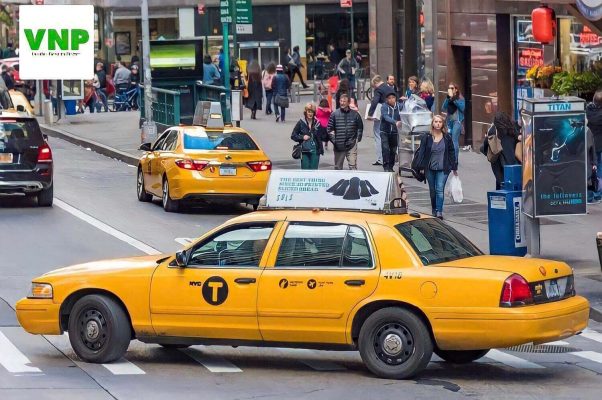 Hình ảnh 2 – Quảng cáo taxi dán ở hai cánh cửa sau xe