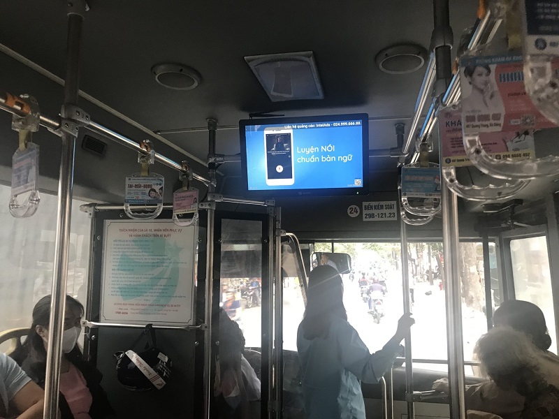 quảng cáo màn hình lcd bên trong xe bus
