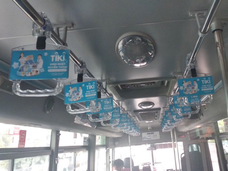 quảng cáo tay cầm bên trong xe bus