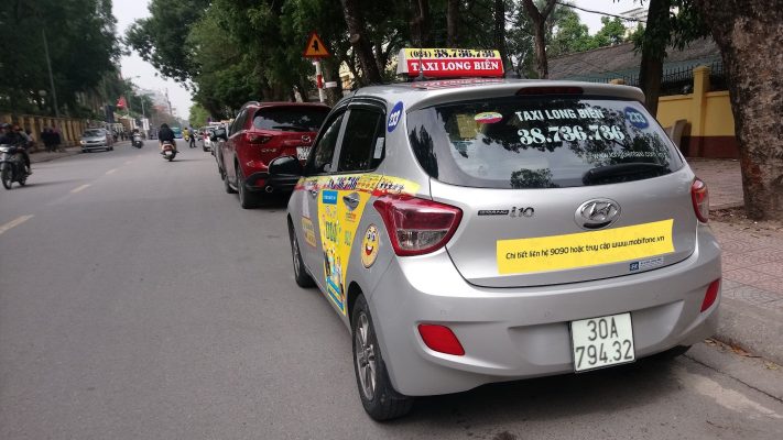Quảng cáo đuôi xe taxi