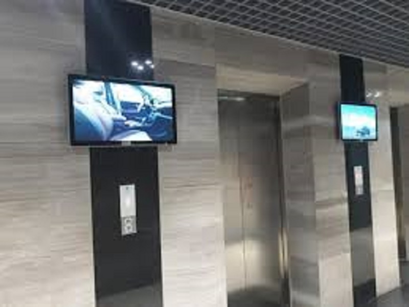 Quảng cáo màn hình LCD bên ngoài sảnh chờ thang máy