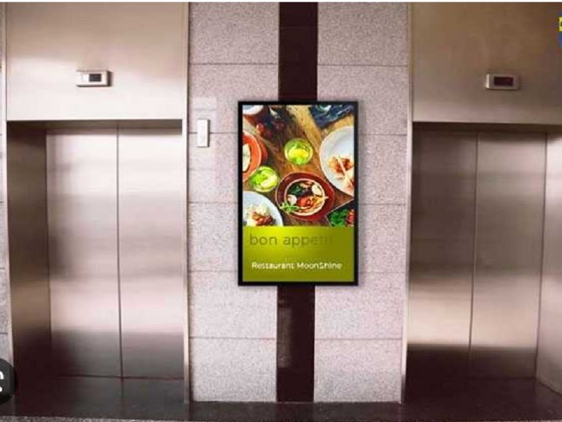 Quảng cáo màn hình LCD trong thang máy