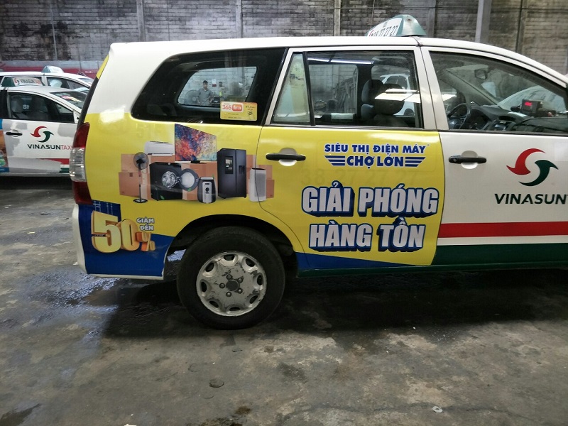 Quảng cáo tràn đuôi trên xe taxi